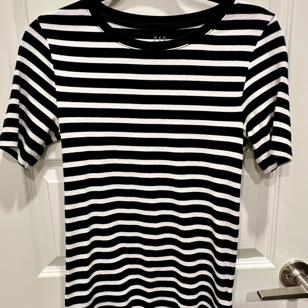 GAP Black and White Modern Tee